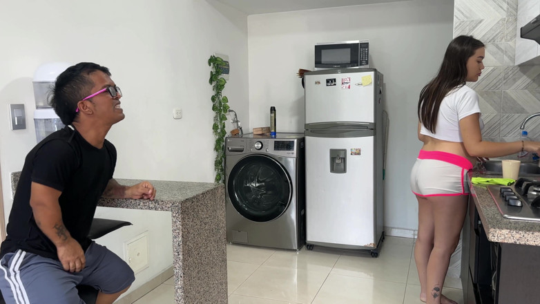 Julianaburning: İşten eve geliyorum ve zengin üvey kızımı temizlik yaparken görüyorum, kıçını...