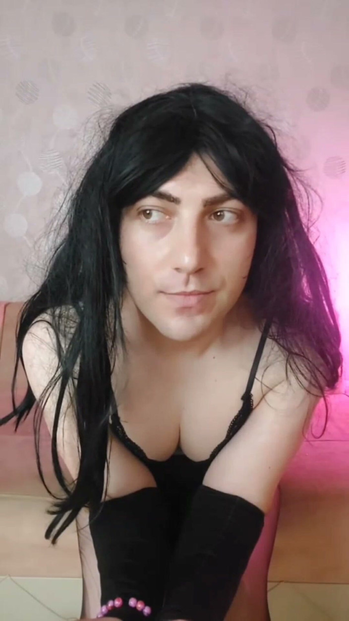 Kitty_Cross: Gotická modelka, hezký ženský chlapec se sexy šátkem