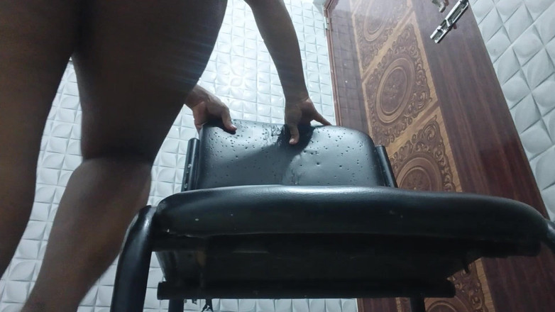 Skakoi: Desi Girl Krzesło Łazienka Hoti
