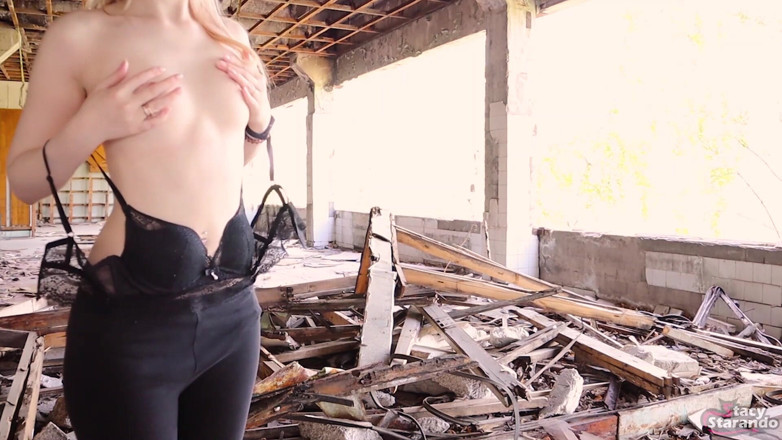 Stacy Starando: Hermoso Sexo Con una Colegiala En Un Edificio Abandonado