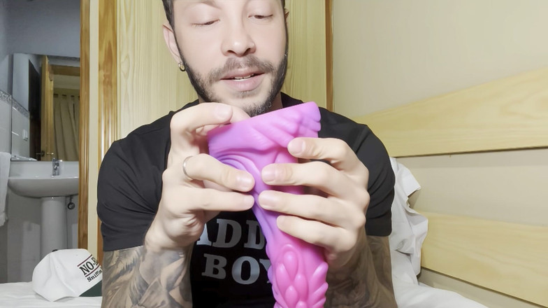 John Brachalli: Probando Dildo Monstruo Rosa