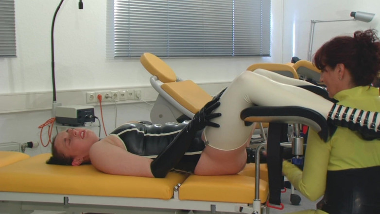 Rubber & Clinic Studio - 1ATOYS: Lesbické analgames v perverzním latexu