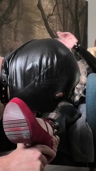 펠라로 보상받는 순종적인 엄마의 노예