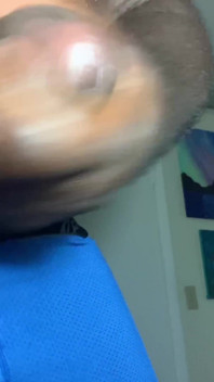 Preto pau gay homem masturbando e gozando com grande carga, enquanto geme e fala sujo