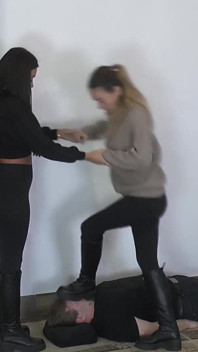 부츠를 신고 노예를 짓밟는 걸 좋아하는 Olga와 Natasa