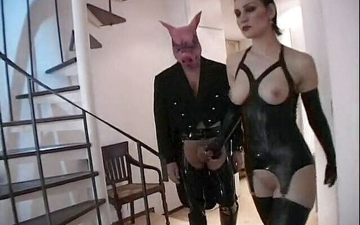 Xtime Network: Orgie mit dem typen, der eine schweinemaske und latex-prostitute trägt