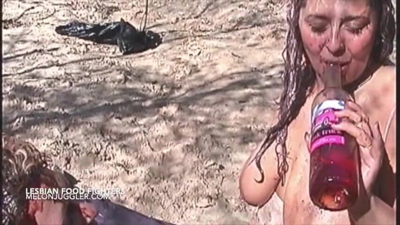 Real Plump Lesbians: Two lesbians in wet and messy outdoor action