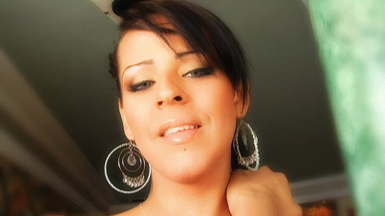Xxxlover: 人妻のホットなトランス熟女妹を誘惑し、硬いチンポを公開する人妻