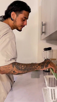 La bella bruna cavalca il grosso cazzo del fratellastro con la sua figa stretta in cucina