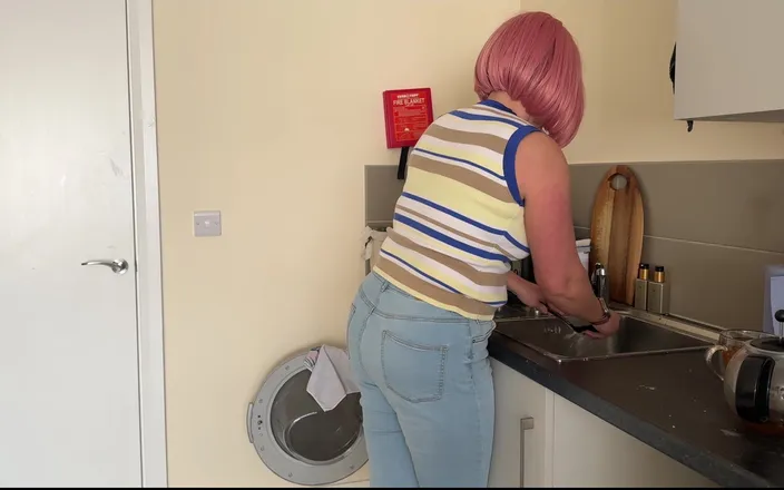 Emma Voyeur: Soaked Jeans While Doing the Dishes