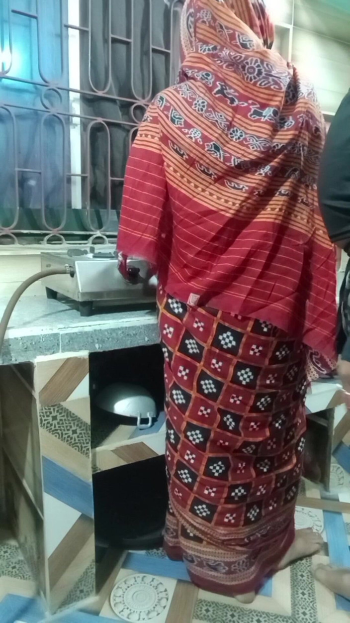 Real Couple 203: Un couple de villageois desi baise dans la cuisine, vidéo...