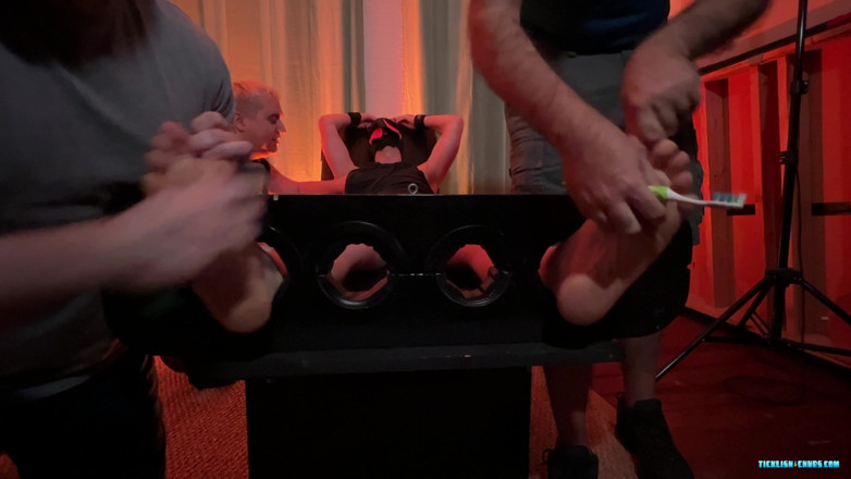 Ticklish Chubs: I solletico vieni per i capezzoli