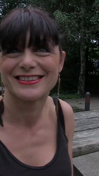 Smutsig brunett MILf är en ren kukmissbrukare och älskar att vara en dogging slampa och glädjande flera främlingar