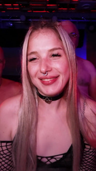 Ultimul final cu sex în grup cu o fată cu forme Crystal White și nemțoaice