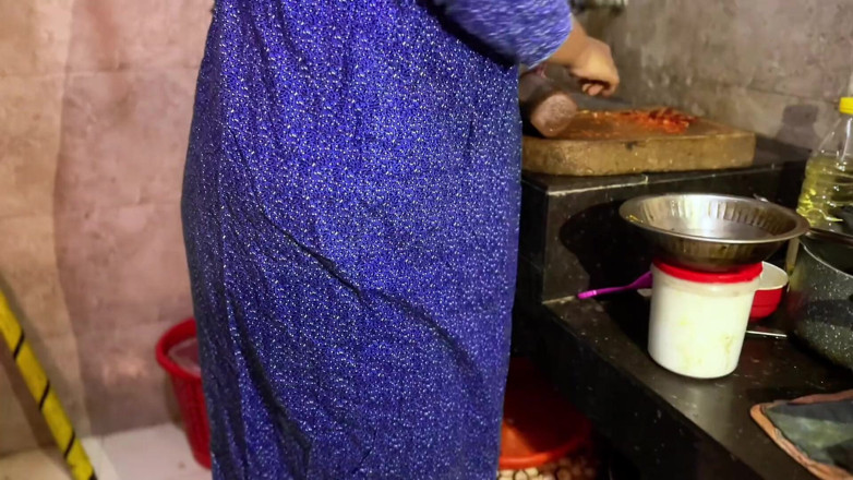 Your Boy's Cum: Pantat makcik Mallu panas India dikongkek di dapur semasa dia...