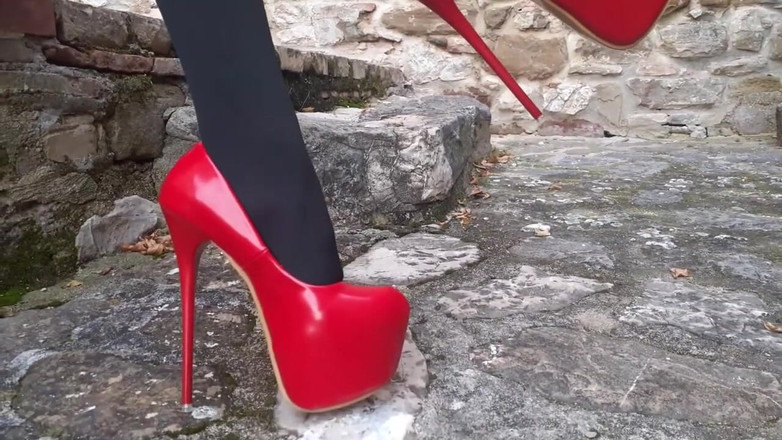 LauraOnHeels: Tante seksi dengan kaki jenjang yang aduhai dan sepatu hak...