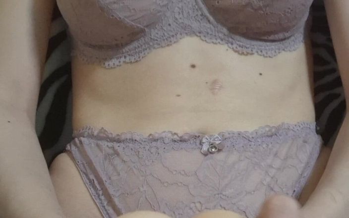 ElzaKom: Очаровательная сексуальная Elza Kom шлепает куклу по заднице и растягивает дырки.