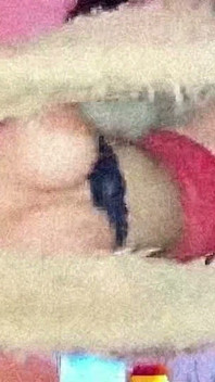 Mooie, volborstige tiener met perfect lichaam en grote borsten die hard op een enorme lul rijdt, heeft meerdere orgasmes