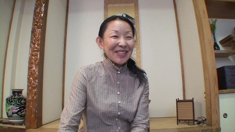 Japan Lust: Rijpe Japanse oma stript voor poesje creampie