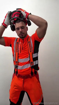 Tyler Blake Hivis Workwear, Flex muscolare, gioca con dildo, Masturbandosi in attrezzatura.