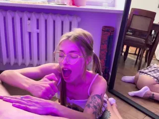 Minta kawan saya menyemak bagaimana saya memberikan blowjob