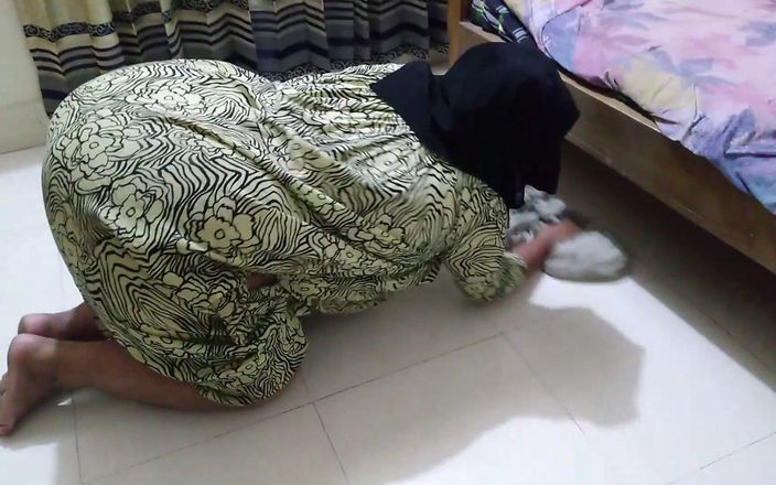Aria Mia: 배다른 아들의 방을 청소하는 동안 침대에 갇힌 이집트 계모