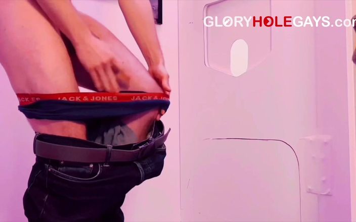 GLORYHOLEGAYS: O studentă de 19 ani încearcă o tijă de sondare a lui...