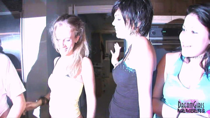 Dream Girls: Ragazze private amatoriali mostrano le tette e culo ed allavano...