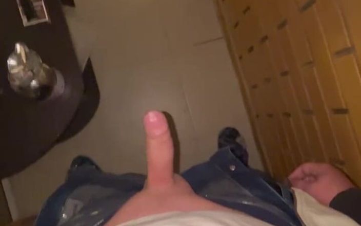 Young cum: Un mec masturbe son pénis sur un balcon et le...