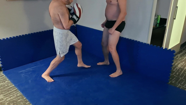 Combat and fetish: Provocare de box într-o cameră de hotel - Ursulețul mic versus Jobber