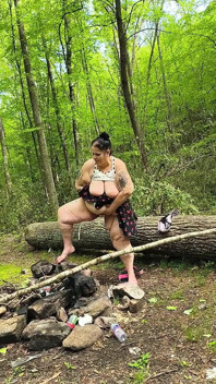 Peste groapa de foc Această curvă excitată ejaculează un iaz