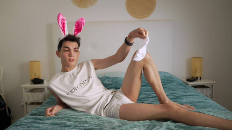Matthew hotty: avec des oreilles de lapin - juste le regard