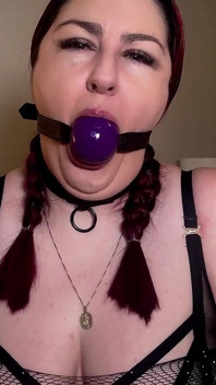 Игра Lacey в Ballgag: демонстрацияпокорния покорной