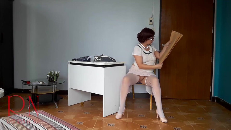 Regina Noir: Tôi là sexretary của bạn. Bạn có muốn trở thành ông...