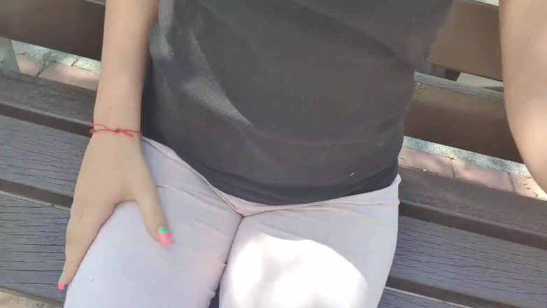 TheloveStory: Bersantai di luar sendirian dengan legging dengan cameltoe panas