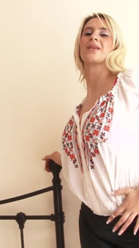 Das atemberaubende blonde schätzchen jessica lloyd benutzt ihr rosa höschen, um ihre muschi zu reiben