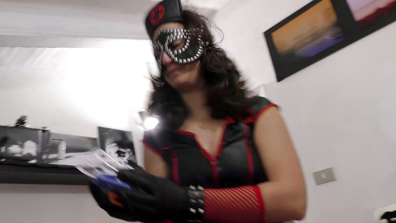 Fetish Bear Productions: Мисс Betty становится "черной медсестрой"