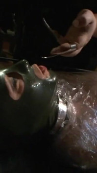 Bondage gewikkeld in folie vernederend
