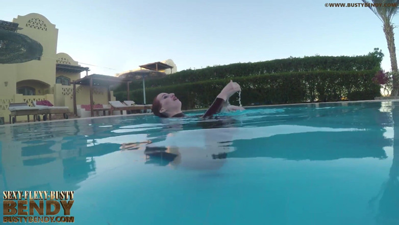 Fem Latex: Erótica contorsción doblando al aire libre