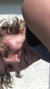 Exclusieve video zonder condoom: hete seks in het zwembad met een blonde jongen en zijn vriend
