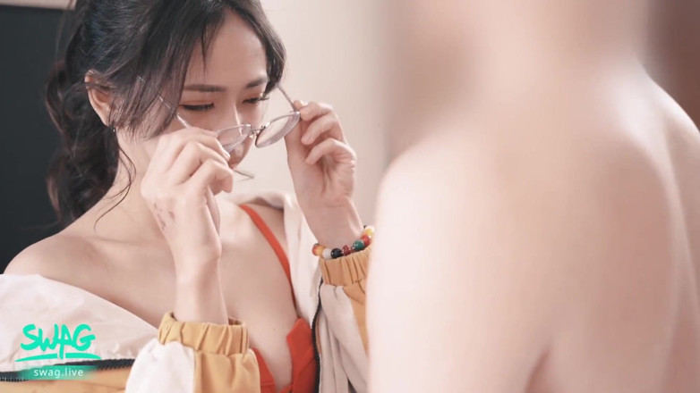 SWAG.live: Awek penghantar miang dikongkek oleh hunk Asia