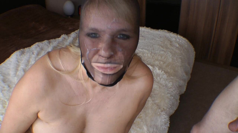 SweetSusi: Fellation avec le masque en nylon