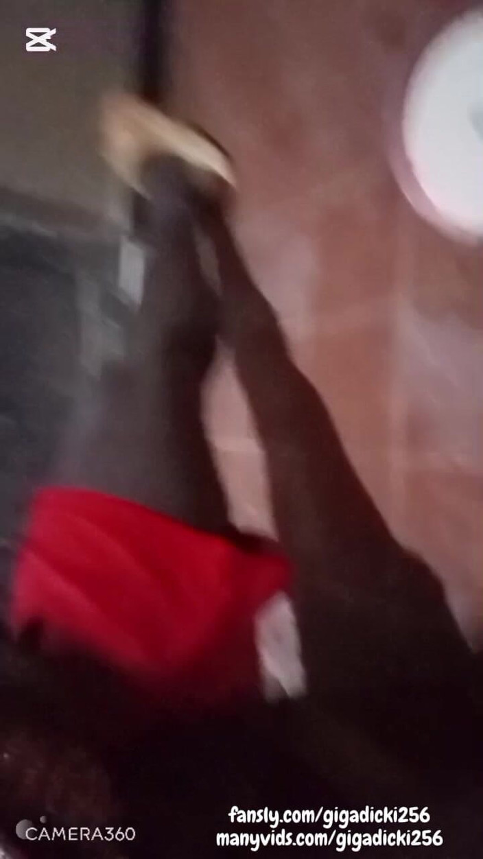 Hongi: Macecha byla tak nadržená, takže jsem se musel vystříkat na...