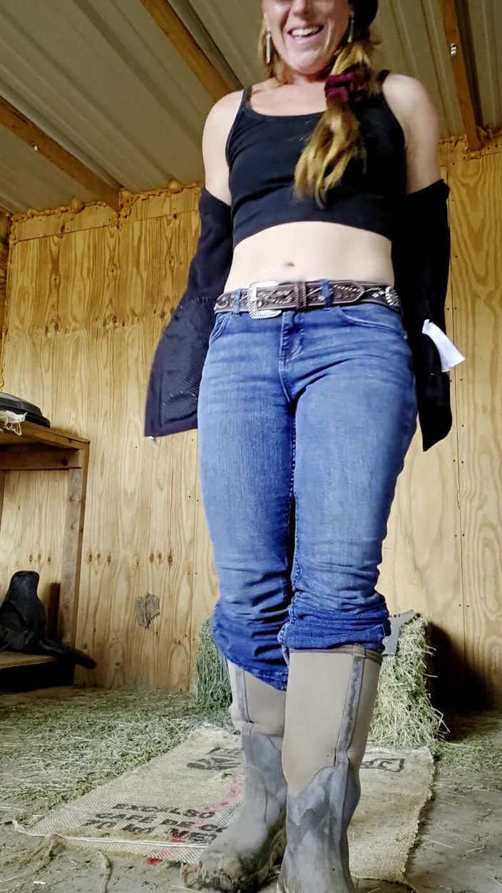 NaughtyRedFarmgirl: Tóc đỏ cởi đồ và khoe thân hình trần truồng trong khi...