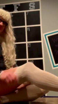 Futai în cur cu vibrator efeminat și spermă în studiu, drăguță micuță cu ejaculare