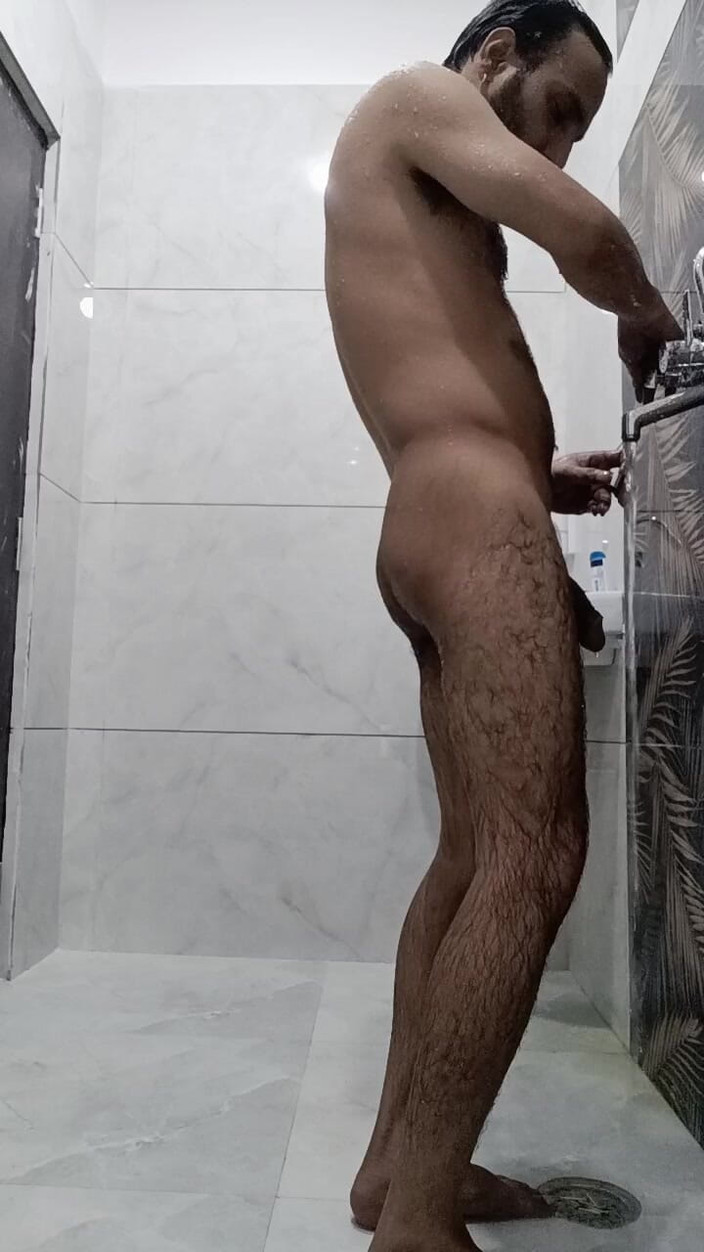 Rajasthani-old-lover: Pria india lagi asik masturbasi sambil mandi