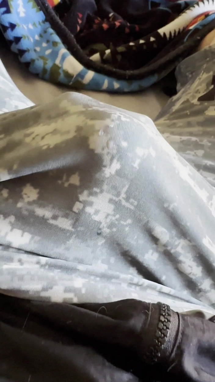Gay Soldier Stuff: 그의 레슬링 싱글에서 자위하는 육군 군인은 그것을 통해 정액을 쏠!