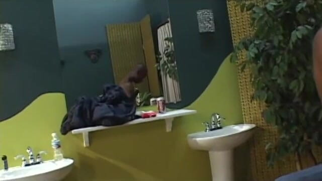 First Black Sexperience: Roztomilá holka si užívá, když jsou její těsné díry penetrovány...
