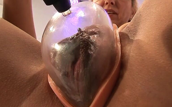 FoxyMedia: Une vieille MILF essaye la pompe à chatte pour la première...