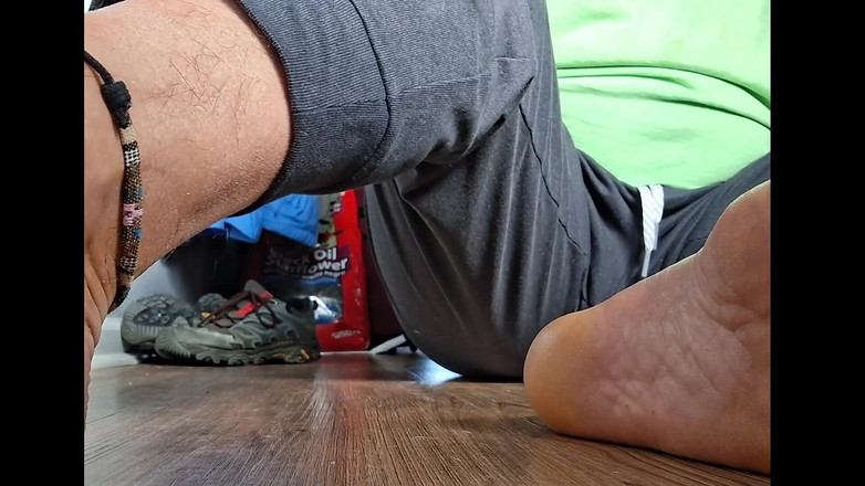 Midsouth Foot Fetish: Zeigt seine sohlen, bevor er seinen schwanz für dich streichelt